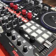 Vestax VCI-400 DJ MIDI kontroller/keverő