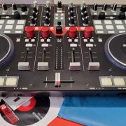 Vestax VCI-400 DJ MIDI kontroller/keverő