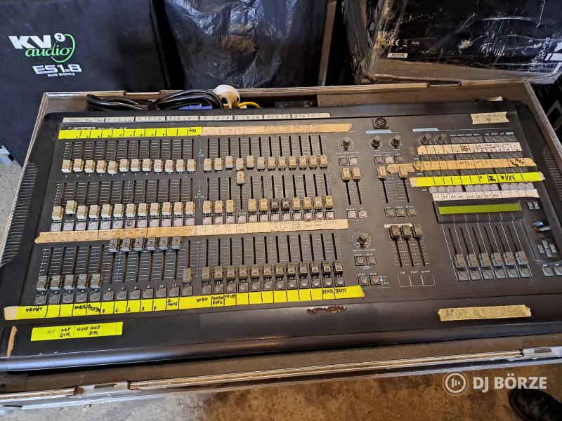 SGM Studio 12/24 DMX512 Pult konténerezve