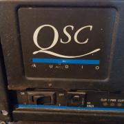 QSC végfok erősítő + 4 db M.N.C hangfal