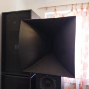 JBL 2365-ös típusú közép-magas sugàrzó tölcsérek.