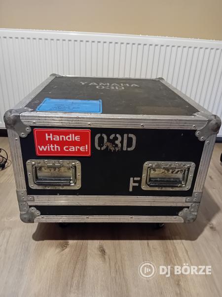 Yamaha 03D dönthető rack-ben, bekábelezve, kerekes konténerben (Régi retró fényeket is beszámítok)