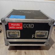 Yamaha 03D dönthető rack-ben, bekábelezve, kerekes konténerben (Régi retró fényeket is beszámítok)