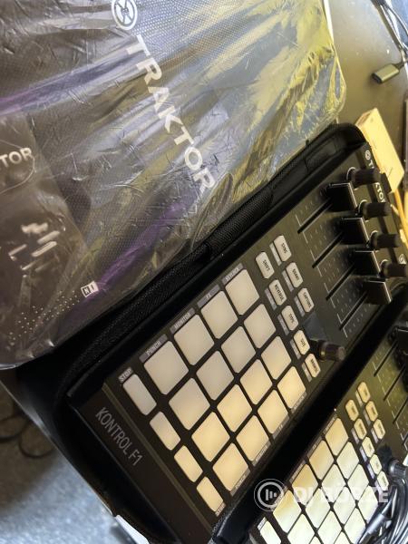 Traktor F1 Kontroller, Native Instruments, 2 db