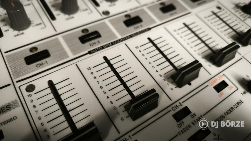 Pioneer DJM 600-as keverő fehér előlappal eladó !