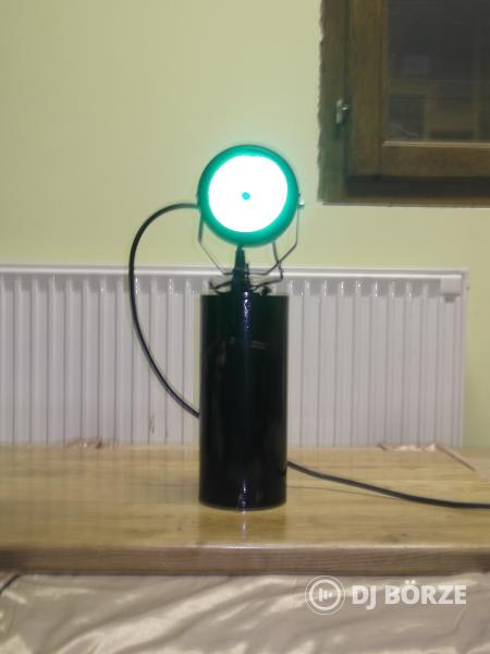 Egyedi készítésű pásztázó lámpa