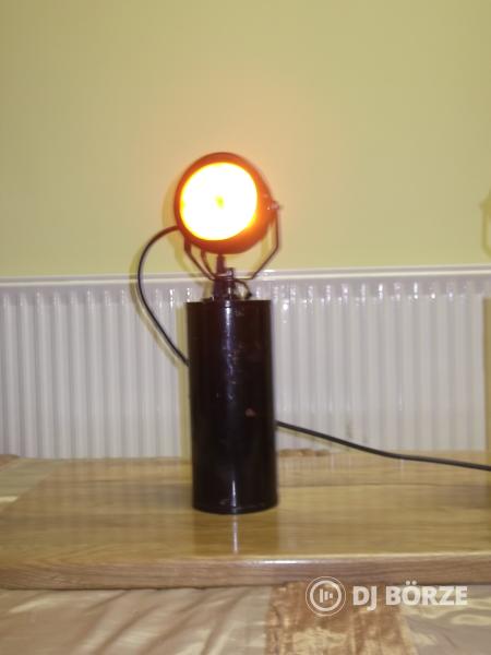 Egyedi készítésű pásztázó lámpa