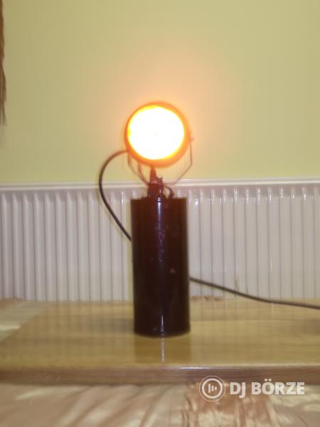 Egyedi készítésű pásztázó lámpa