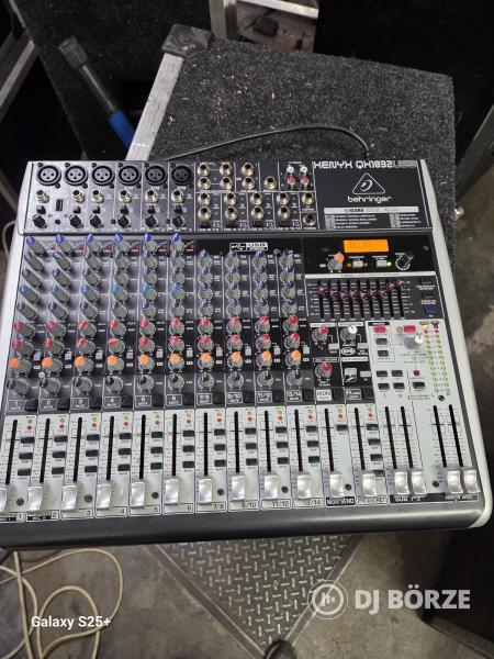 Behringer QX 1832 keverő