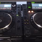 Pioneer CDJ-2000 két lejátszó.