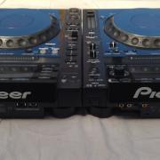 Pioneer CDJ-2000 két lejátszó.