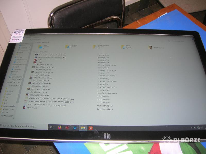 Elo Touch 32" ET3202L Digitális kijelző+gyártott pillangózáras alukoffer hozzá