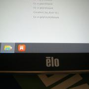 Elo Touch 32" ET3202L Digitális kijelző+gyártott pillangózáras alukoffer hozzá