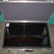 Elo Touch 32" ET3202L Digitális kijelző+gyártott pillangózáras alukoffer hozzá
