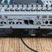 YAMAHA 01V digitális mixer + bővítő kártya + kábelek