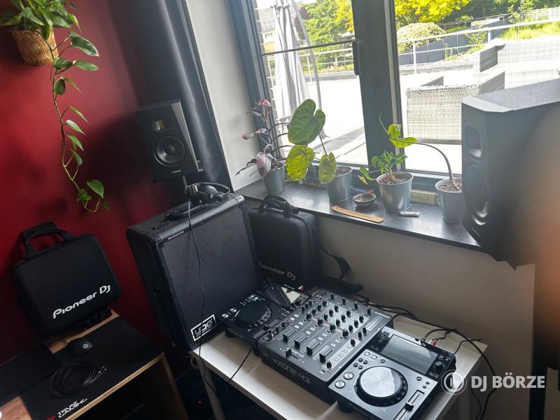 Eladó dj szett - 2 db Pioneer XDJ 700 - Allen & Heath Xone43 - Sennheiser HD25 stb.