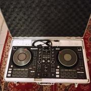 Numark Mixtrack Platinum FX Dj controller + egy Thunder koffer