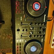 Numark Mixtrack Platinum FX Dj controller + egy Thunder koffer