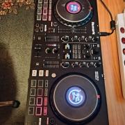 Numark Mixtrack Platinum FX Dj controller + egy Thunder koffer