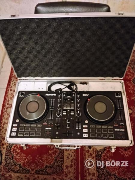 Numark Mixtrack Platinum FX Dj controller + egy Thunder koffer