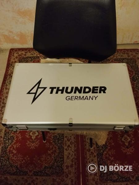 Numark Mixtrack Platinum FX Dj controller + egy Thunder koffer