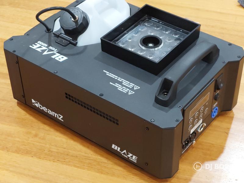 BEAMZ Blaze 1200 DMX vertikáis LED-es füstgép csak kipróbált, új állapotban eladó