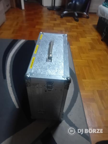 Eladó 1db mikrofonos rack es egy fénypult rack