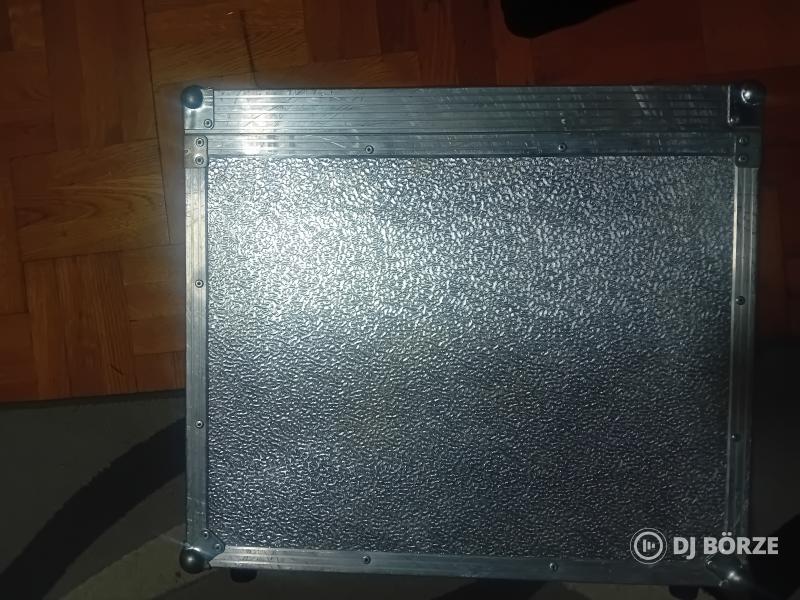 Eladó 1db mikrofonos rack es egy fénypult rack
