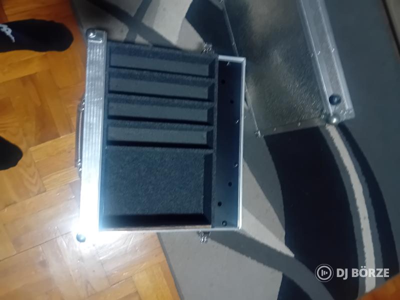 Eladó 1db mikrofonos rack es egy fénypult rack