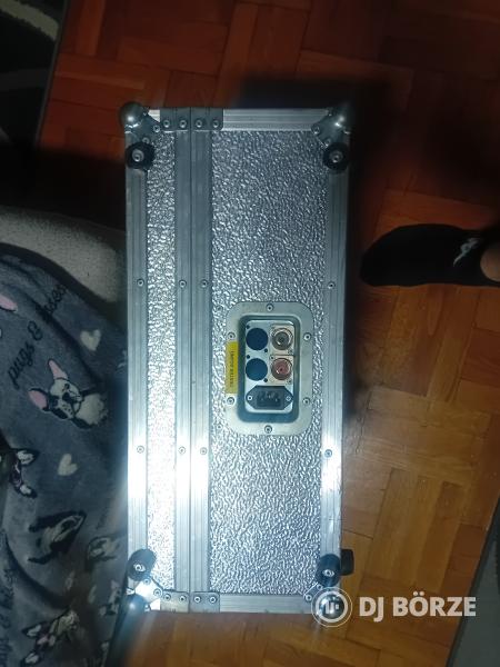 Eladó 1db mikrofonos rack es egy fénypult rack
