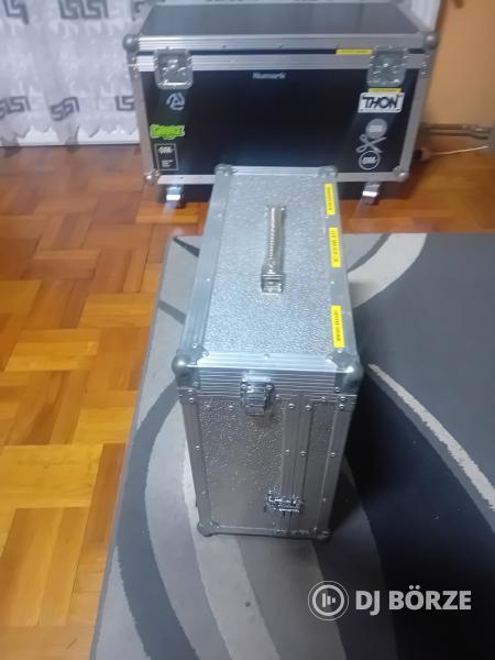 Eladó 1db mikrofonos rack es egy fénypult rack