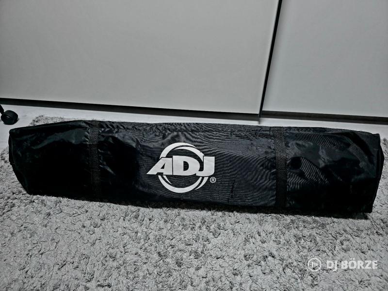 Laptop, kivetítő, keverő, hangfal, fény és szintetizátor állványok