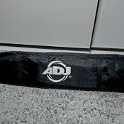 Laptop, kivetítő, keverő, hangfal, fény és szintetizátor állványok
