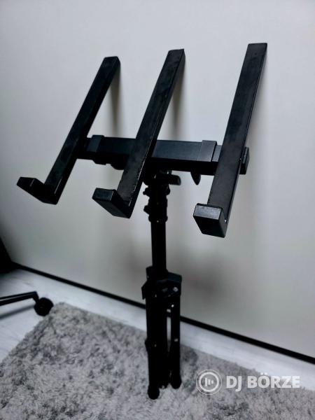 Laptop, kivetítő, keverő, hangfal, fény és szintetizátor állványok