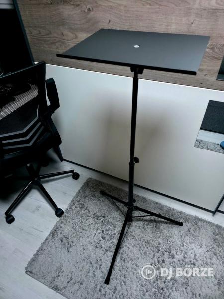 Laptop, kivetítő, keverő, hangfal, fény és szintetizátor állványok