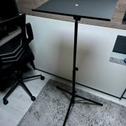 Laptop, kivetítő, keverő, hangfal, fény és szintetizátor állványok