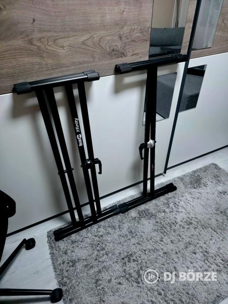 Laptop, kivetítő, keverő, hangfal, fény és szintetizátor állványok
