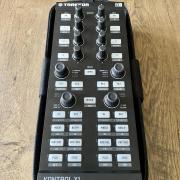 2DB TRAKTOR KONTROL X1 + 2DB TÁSKA