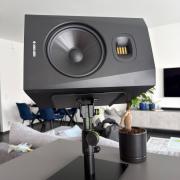 Adam Audio T8V stúdió monitor Gravity állvánnyal