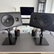 Adam Audio T8V stúdió monitor Gravity állvánnyal