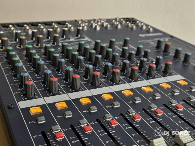 szinte új Yamaha MG124C keverő, eredeti tápjával, méretpontos rack-kel