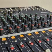 szinte új Yamaha MG124C keverő, eredeti tápjával, méretpontos rack-kel