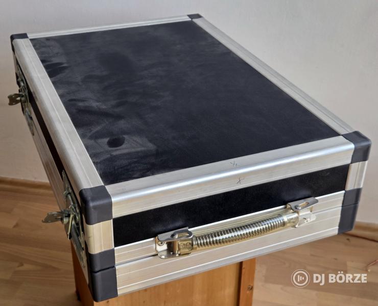 szinte új Yamaha MG124C keverő, eredeti tápjával, méretpontos rack-kel