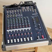 szinte új Yamaha MG124C keverő, eredeti tápjával, méretpontos rack-kel