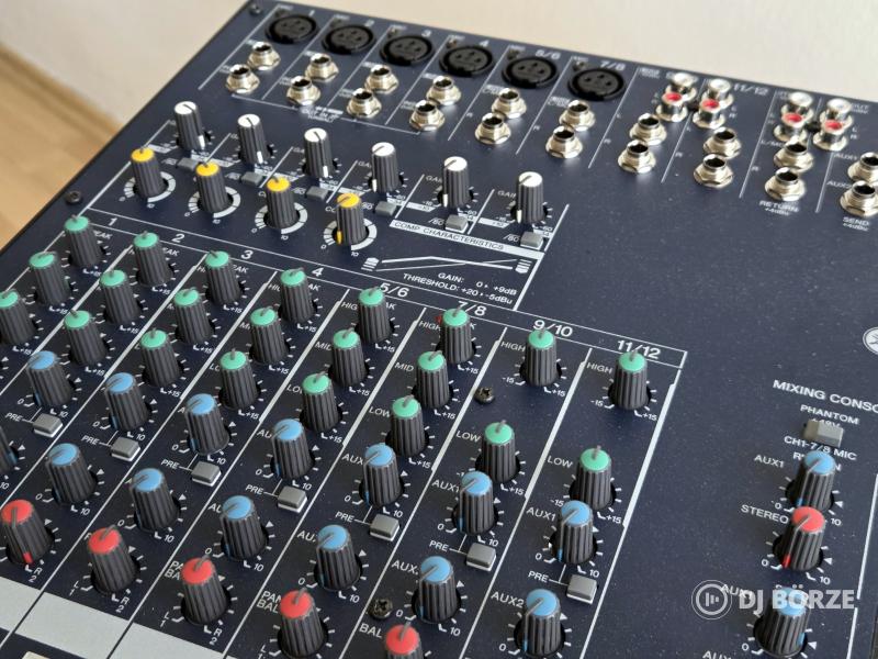 szinte új Yamaha MG124C keverő, eredeti tápjával, méretpontos rack-kel
