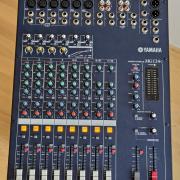 szinte új Yamaha MG124C keverő, eredeti tápjával, méretpontos rack-kel