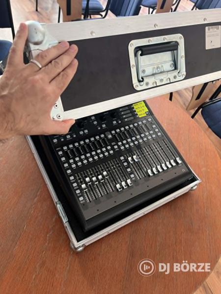 Behringer X32 digitális keverő