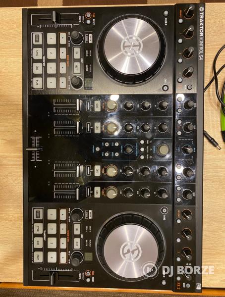Traktor Kontrol S4 MK2 DJ kontroller szett + Decksaver + UDG táska
