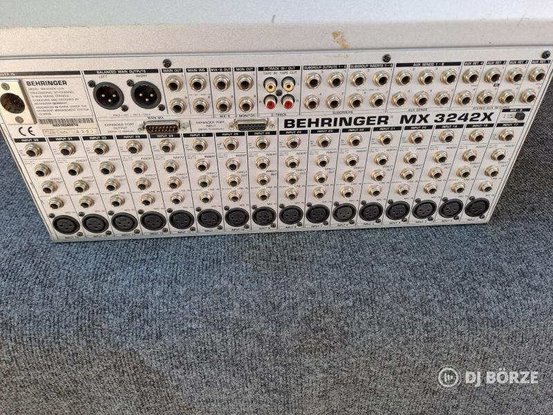 Behringer Eurorack MX3242X analóg zenekari keverőpult