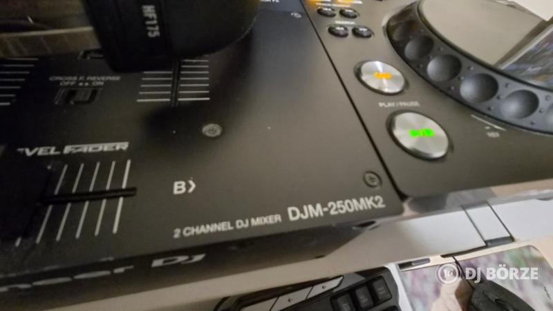 Pioneer DJ szett: 2x XDJ-700 lejátszó + DJM-250MK2 keverő + fejhallgatók